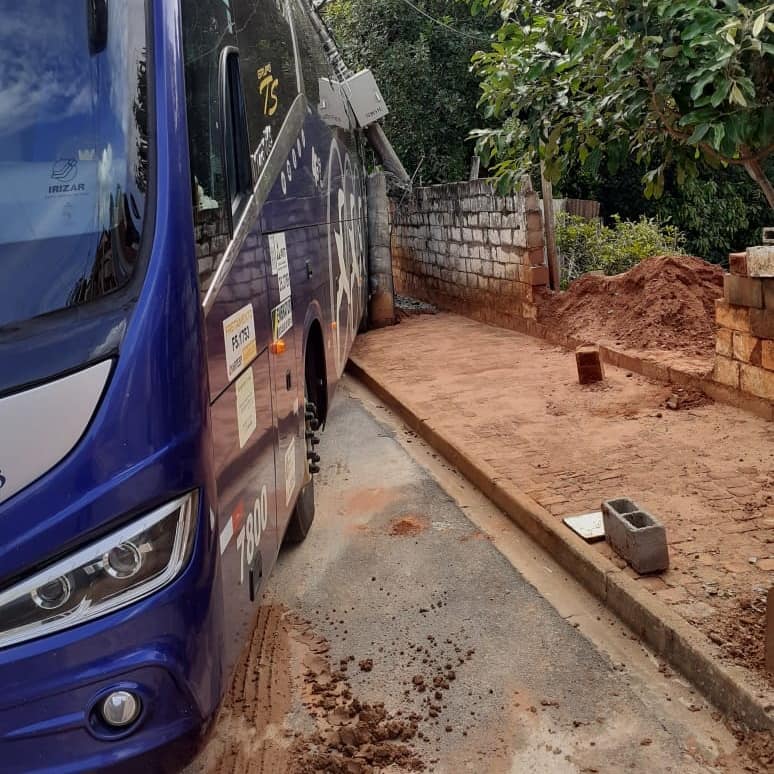 Ônibus causa acidente na ponte da Vila Mendes